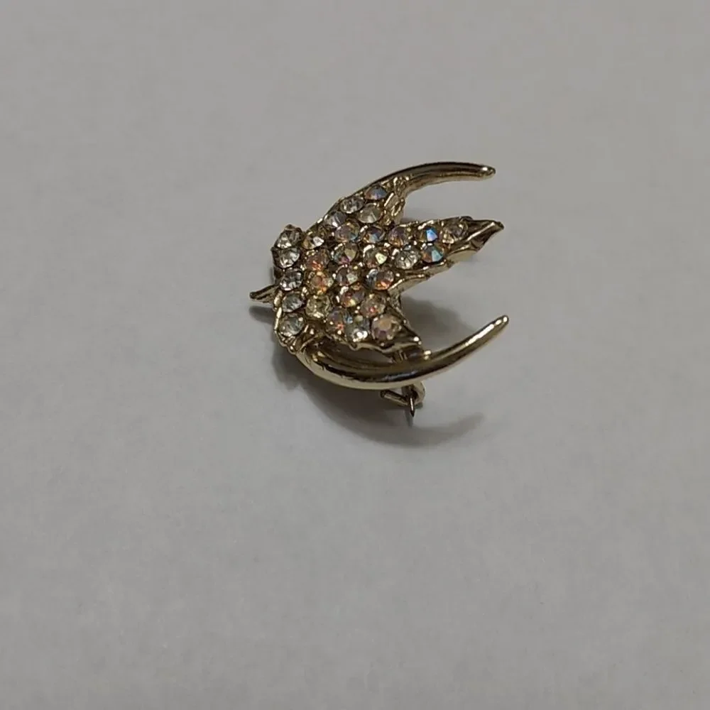 Gold tone rhinestone leaf brooch